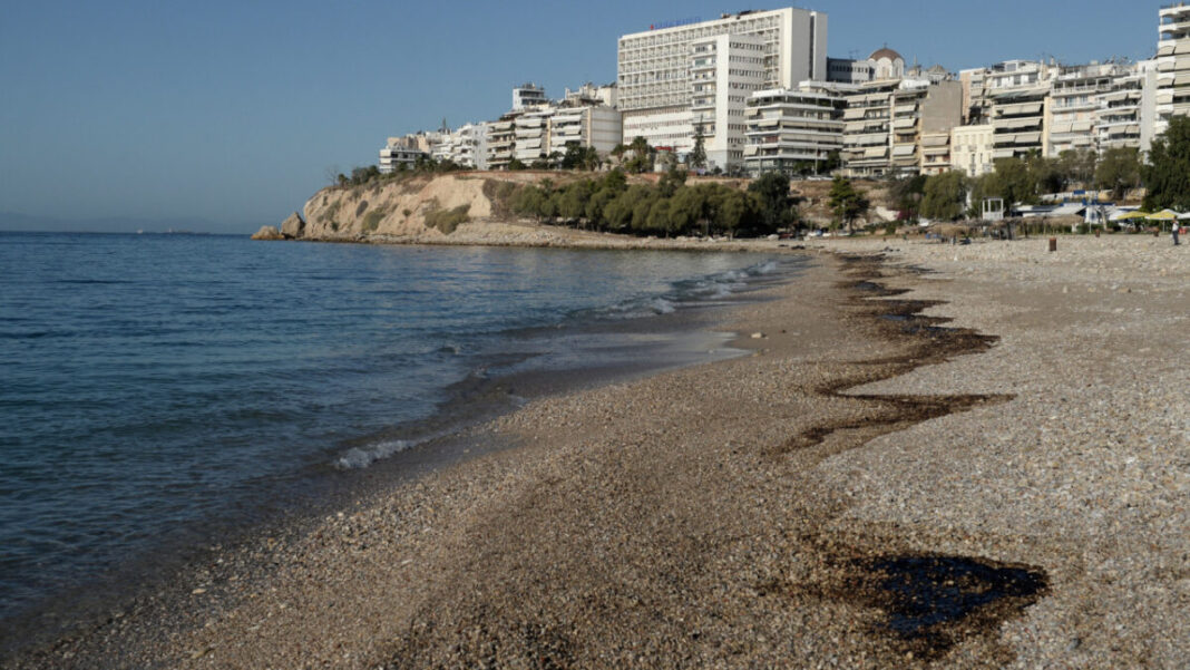 Παραλία Φρεαττύδας στον Πειραιά όπου καταγγέλλεται ψάρεμα κοντά σε λουόμενους