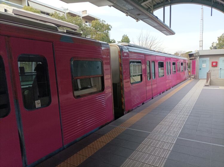 Φούξια συρμός στον Ηλεκτρικό γραμμή 1 Κηφισιά Πειραιάς με anti-graffiti μεμβράνη