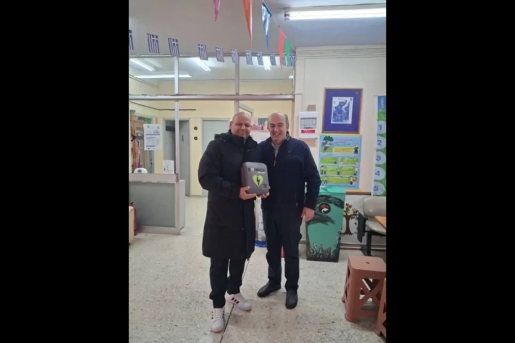 απινιδωτής στο 6ο Δημοτικό Σχολείο Κορυδαλλού δωρεά συλλόγου γονέων