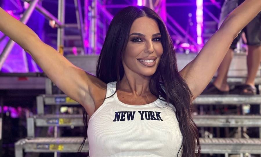 laothalassa-10-000-theaton-stin-korytsa-mia-axechasti-vradia-gia-tin-kelly-kelekidoy-eikones-vinteo